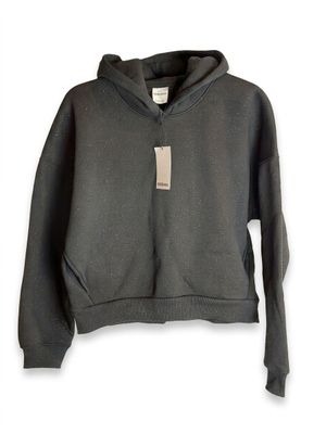 une photo d'un sweat à capuche noir muni d'une étiquette