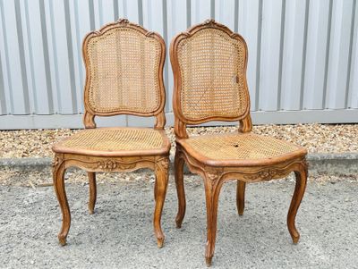 Paire de chaises à fond de canne en bois mouluré