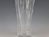 un vase en verre posé sur une table