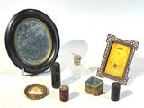 une photo représentant un cadre, un cadre et d'autres objets posés sur une table