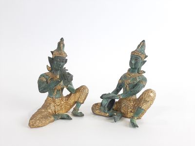 paire de figurines thaïlandaises en bronze représentant un homme et une femme