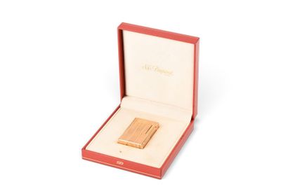 une photo d'un briquet plaqué or dans une boîte rouge