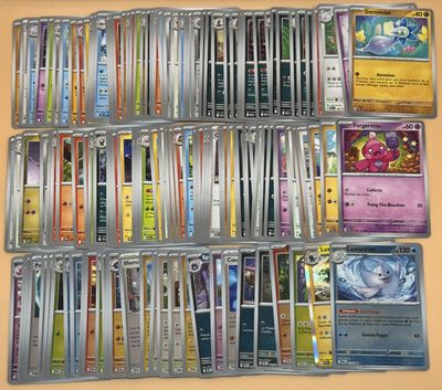 une collection de cartes Pokémon accrochée au mur