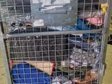 un chariot métallique contenant de nombreux objets