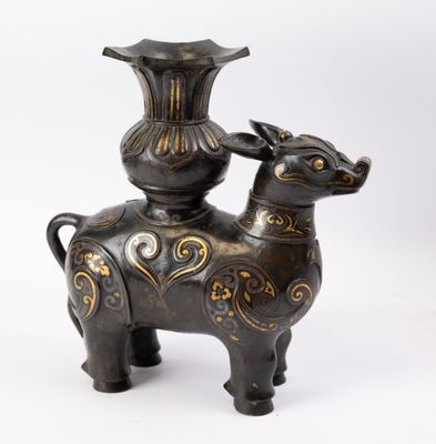 une statue représentant une vache surmontée d'un vase