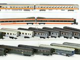 un grand nombre de trains miniatures posés sur une table