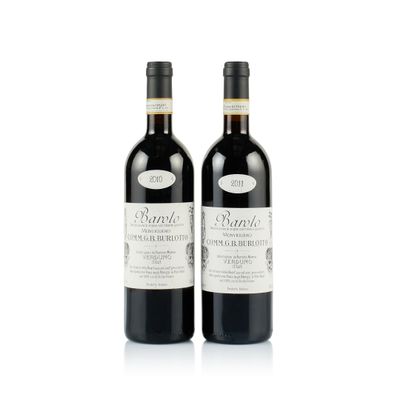 deux bouteilles de vin posées l'une à côté de l'autre sur une surface blanche