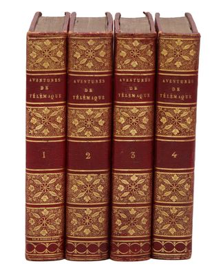 une pile de trois livres rouges posés les uns sur les autres