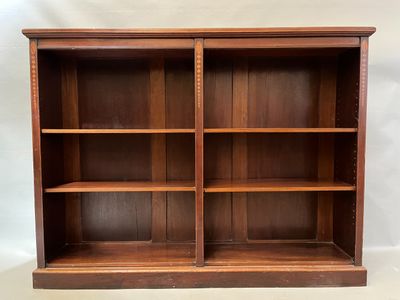une vieille bibliothèque en bois comportant deux étagères et une porte ouverte