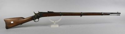 un vieux fusil avec un canon en bois et un support métallique