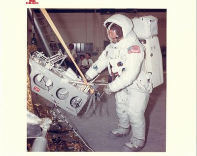 Un astronaute de la NASA, vêtu d'une combinaison spatiale blanche, s'apprête à décoller de la station spatiale