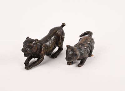 une paire de figurines en bronze représentant un chien et un chat