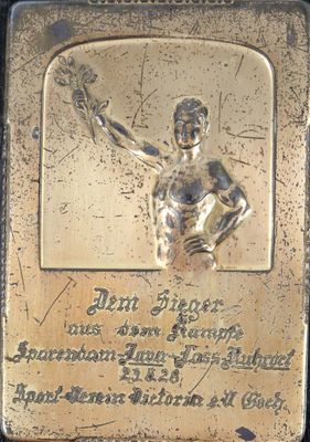 a plaque of a man holding a tennis racquet