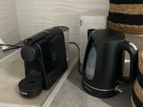 une cafetière, un grille-pain, un grille-pain et un panier posé par terre