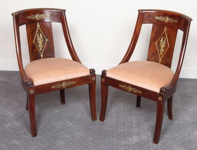 deux chaises en bois avec une assise rembourrée beige et une assise rembourrée beige