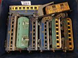 de nombreux types de petits trains dans un bac bleu