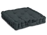 le coussin d'assise est en tissu gris foncé et présente un motif carré