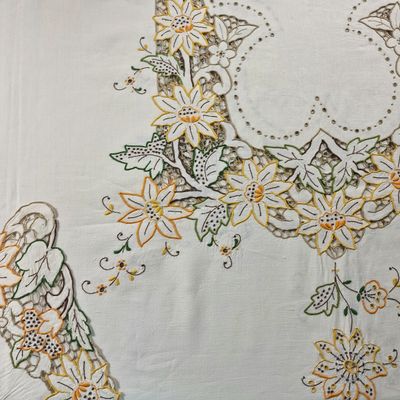 nappe brodée avec un motif floral et un oiseau