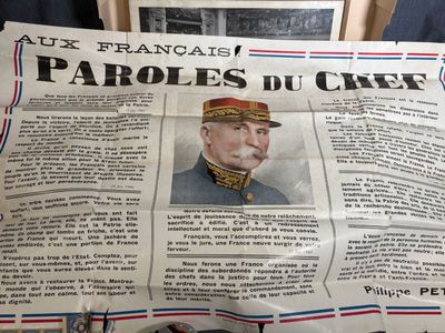 journal sur lequel figure la photo d'un homme en uniforme militaire
