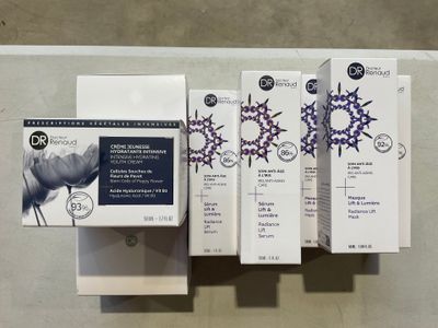 trois boîtes de produits de soin pour la peau posées sur un comptoir