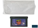 un gros plan sur un boîtier de jeu Nintendo et un sac