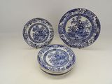 trois assiettes bleues et blanches ornées de fleurs, posées sur une table