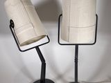 deux lampes posées sur un pied sur lequel se trouve une lampe