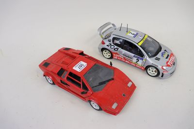 deux voitures jouets assises l'une à côté de l'autre sur une table