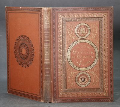 un vieux livre dont la couverture est ornée d'un motif décoratif