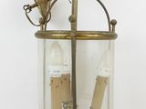 une lanterne en verre surmontée d'un oiseau