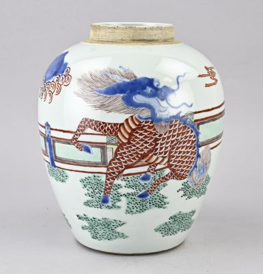 un vase blanc orné d'un motif bleu et rouge
