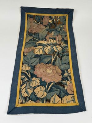 un gros plan d'un tapis à motifs floraux posé sur une surface blanche