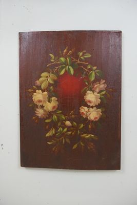 une peinture représentant une couronne de fleurs accrochée à un mur