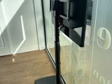 un téléviseur posé sur un meuble devant une baie vitrée