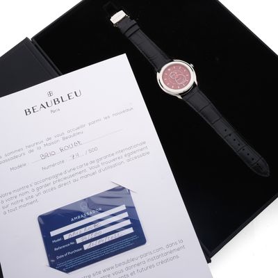 La montre se trouve dans un coffret noir contenant une carte de crédit.