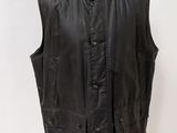 un gilet en cuir noir posé sur un mannequin, sur fond blanc