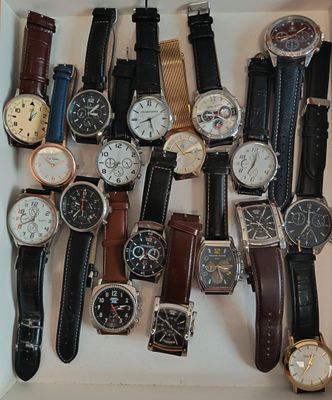 de nombreux modèles de montres dans une boîte blanche