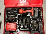 une boîte à outils rouge avec des outils sur le sol