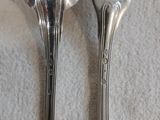 deux cuillères et une fourchette posées sur une table