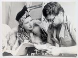 photographie en noir et blanc d'un homme et d'une femme en train de lire un livre