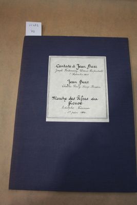 un gros plan d'un livre posé sur une table, avec une étiquette