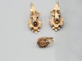 deux paires de boucles d'oreilles en or et une broche, une broche, une broche, une broche, une broche, une broche, une broche, une broche, une broche, une broche, une broche, une broche, une broche, une broche, une broche, une broche, une broche, une broche, une broche, une broche, une broche, une broche, une broche, une broche, une broche, une broche, une broche, une broche, une broche, une broche, une broche, une broche, une broche, une broche, une broche, une broche, une broche, une broche, une broche, une broche, une broche, une bro