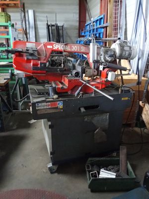une machine qui se trouve dans un garage avec d'autres outils