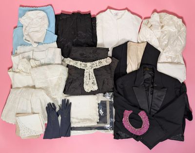 de nombreux types de vêtements et d'accessoires disposés sur un fond rose