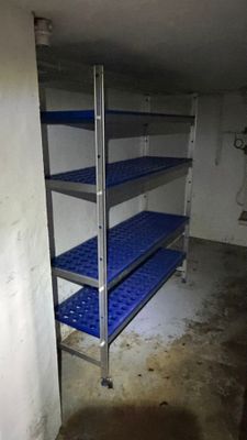une étagère bleue dans un coin de la pièce