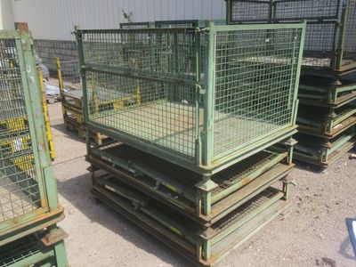 de nombreuses cages empilées les unes sur les autres
