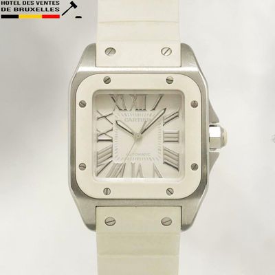 une montre blanche dont le cadran est orné de chiffres romains