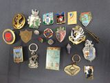 de nombreux types de badges différents posés sur une table