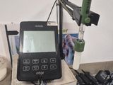 un petit appareil posé sur une boîte
