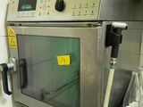 un four encastré dans le mur de la cuisine
